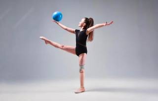 Александра Паскаль: 7-летняя украинская гимнастка потеряла ногу после обстрела, но спорт не бросила